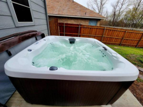Hot Tub! 4BR 3BA Modern, newly remodeled, 16 ppl